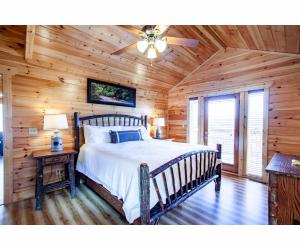 Cama ou camas em um quarto em Robins Nest - WC Accessible, Views, Community Pool