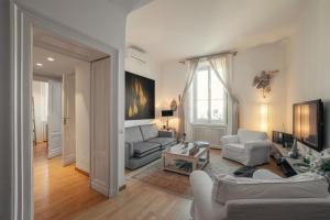 een woonkamer met 2 banken en een tafel bij Easylife - Luxury apartament in Cadorna Duomo MXP in Milaan