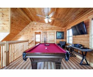 Mesa de bilhar em Robins Nest - WC Accessible, Views, Community Pool