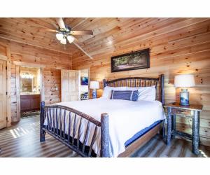 Cama ou camas em um quarto em Robins Nest - WC Accessible, Views, Community Pool