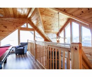 Uma área de estar em Robins Nest - WC Accessible, Views, Community Pool