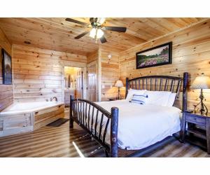 Cama ou camas em um quarto em Robins Nest - WC Accessible, Views, Community Pool