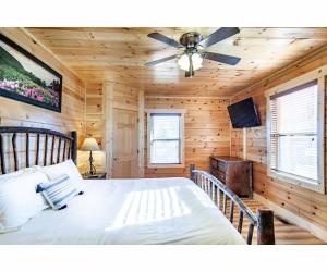 Cama ou camas em um quarto em Robins Nest - WC Accessible, Views, Community Pool