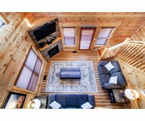 Uma área de estar em Robins Nest - WC Accessible, Views, Community Pool
