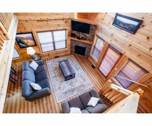 Uma TV ou centro de entretenimento em Robins Nest - WC Accessible, Views, Community Pool