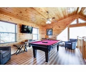 Uma TV ou centro de entretenimento em Robins Nest - WC Accessible, Views, Community Pool