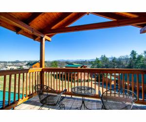 Uma varanda ou terraço em Robins Nest - WC Accessible, Views, Community Pool