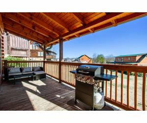 Uma varanda ou terraço em Robins Nest - WC Accessible, Views, Community Pool