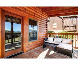 Uma varanda ou terraço em Robins Nest - WC Accessible, Views, Community Pool