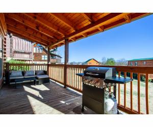 Uma varanda ou terraço em Robins Nest - WC Accessible, Views, Community Pool