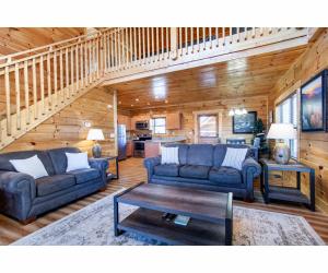 Uma área de estar em Robins Nest - WC Accessible, Views, Community Pool