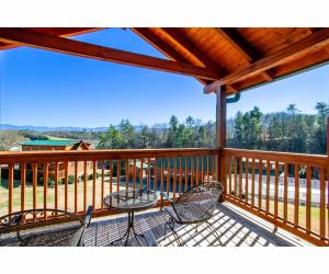 Uma varanda ou terraço em Robins Nest - WC Accessible, Views, Community Pool