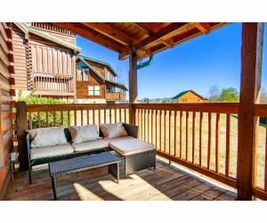 Uma varanda ou terraço em Robins Nest - WC Accessible, Views, Community Pool