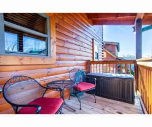 Uma varanda ou terraço em Robins Nest - WC Accessible, Views, Community Pool