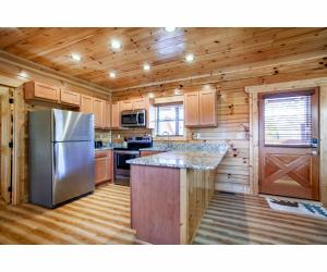 A cozinha ou cozinha compacta de Robins Nest - WC Accessible, Views, Community Pool