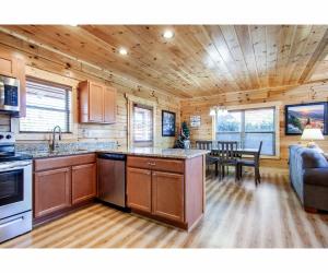 A cozinha ou cozinha compacta de Robins Nest - WC Accessible, Views, Community Pool