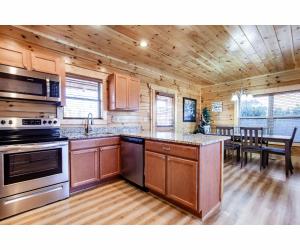 A cozinha ou cozinha compacta de Robins Nest - WC Accessible, Views, Community Pool