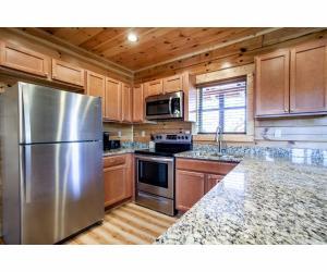 A cozinha ou cozinha compacta de Robins Nest - WC Accessible, Views, Community Pool