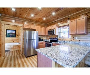 A cozinha ou cozinha compacta de Robins Nest - WC Accessible, Views, Community Pool