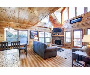 Uma área de estar em Robins Nest - WC Accessible, Views, Community Pool