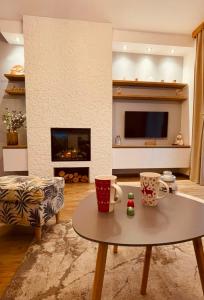 A seating area at Apartman Pinewood Divcibare