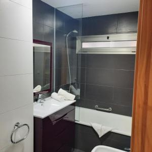 bagno con lavandino e specchio di Casamuler a Peñíscola