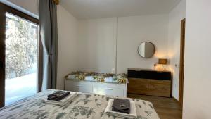 A bed or beds in a room at Apartman Pinewood Divcibare