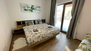A bed or beds in a room at Apartman Pinewood Divcibare