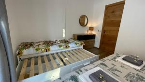 A bed or beds in a room at Apartman Pinewood Divcibare