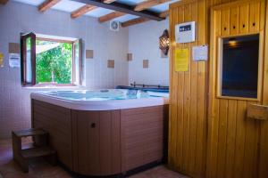 La salle de bains est pourvue d'une baignoire et d'une fenêtre. dans l'établissement La Erilla, à Braojos de la Sierra