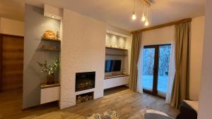 A television and/or entertainment centre at Apartman Pinewood Divcibare