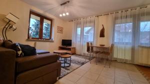 TV a/nebo společenská místnost v ubytování PRESTIGE PARK apartament z tarasem i parkingiem + 14 fotografií