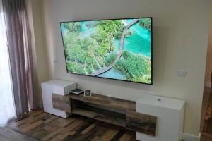 a flat screen tv hanging on a wall in a living room at Casa Totalmente Renovada en Zona muy Tranquila!!! Vistas al Mar y Montaña in Buenavista del Norte