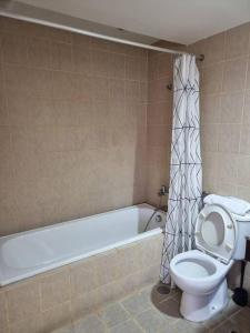 Ένα μπάνιο στο Hunian dekat T I Ancol, pintu Toll, Itc Mangga dua