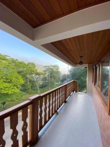 a balcony with a view of the forest at Katuny Pousada e Eventos in São Domingos do Prata