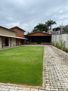 a lawn in front of a house at Katuny Pousada e Eventos in São Domingos do Prata