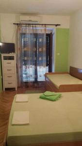 Postel nebo postele na pokoji v ubytování Apartments in Jadranovo 41877