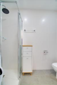 łazienka z prysznicem, toaletą i umywalką w obiekcie Neues Apartment am Strand w mieście Arguineguín +26 zdjęć