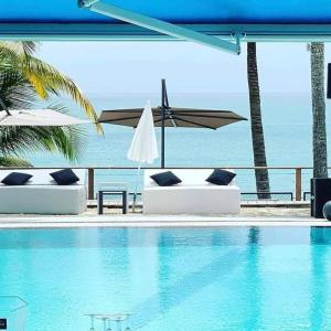 Piscina di Lady laying o nelle vicinanze