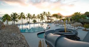 Piscina di Lady laying o nelle vicinanze