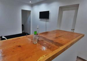 un tavolo in legno con una bottiglia sopra di Departamento en El Calafate para dos personas a El Calafate