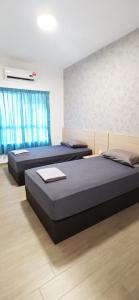 - une chambre avec 2 lits et un mur dans l'établissement BayView Villas Condo - Premium Unit, à Port Dickson