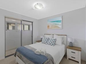 Ένα ή περισσότερα κρεβάτια σε δωμάτιο στο Coast Apartments 19