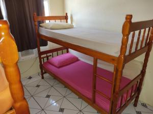 a bunk bed in a room with a purple pillow at Apartamento Dulplex Diária/Temporada in Angra dos Reis