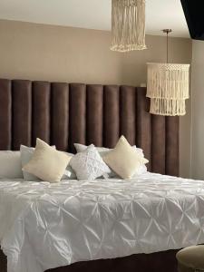 Un pat sau paturi într-o cameră la Hotel Victoria Bernal
