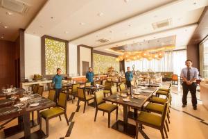מסעדה או מקום אחר לאכול בו ב-Harolds Evotel Cebu