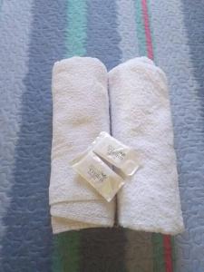 two towels on a bed with two tags on them at Casa del monte, en cercanía de arroyo y balneario in Puerto Rico