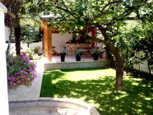 a garden with a tree in the middle of a yard at Apartments Peloža in Poreč