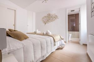 Postel nebo postele na pokoji v ubytování Goyeneta Luxury Suite