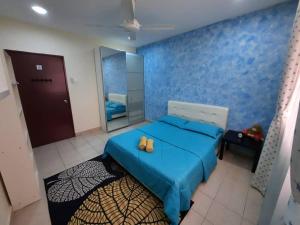 a blue bedroom with a bed and a mirror at HillTree Homestay Putrajaya in Putrajaya